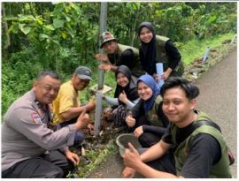 Cegah Risiko Kecelakaan, Mahasiswa KKN UAD Pasang Reflektor Jalan dan Kaca Cembung